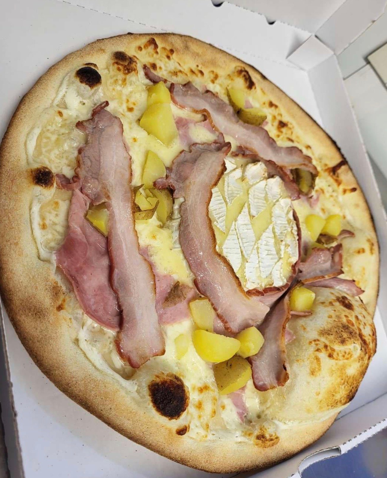 Pizza Nutella dessert